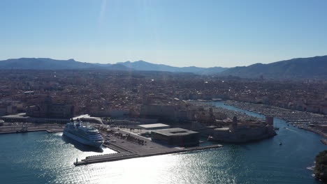 Marseille-Riesenfähre-Vieux-Port-Mucem-Museum-Luftaufnahme-Sonniger-Tag-Blauer-Himmel